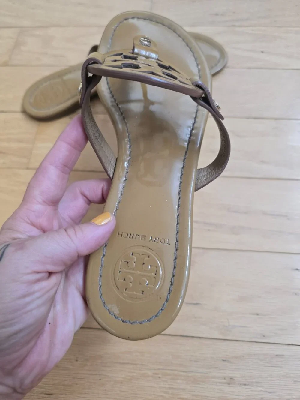 Tory Burch | Miller tan monochrome patent leather flip-flop sandals | WMS 7.5